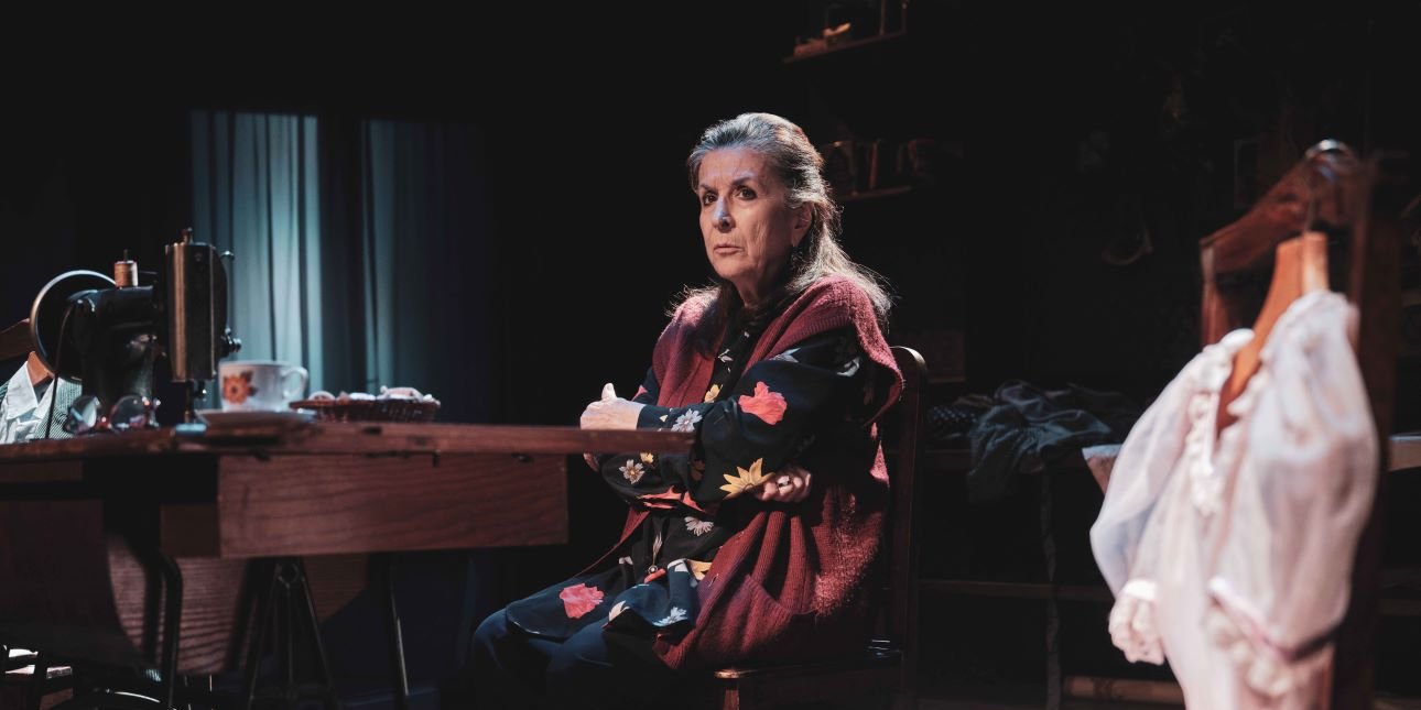 Η πόλη μιλά μόνο γι’ αυτές: Οι 8 sold out θεατρικές παραστάσεις της χρονιάς