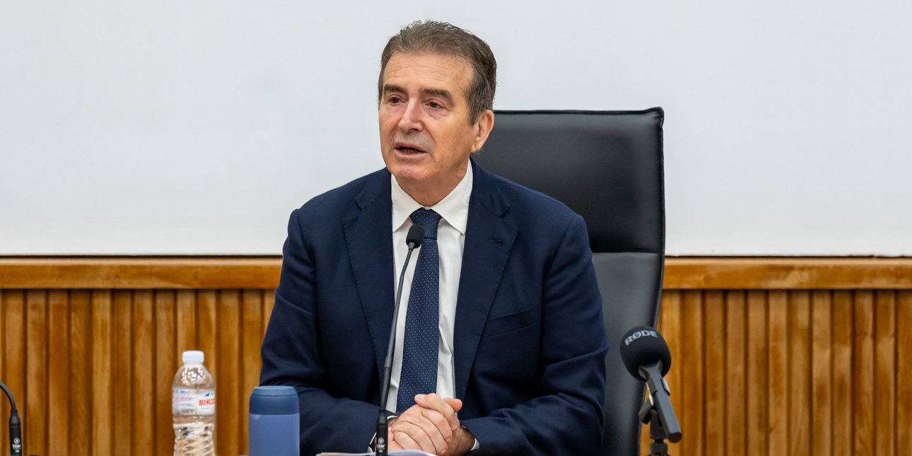 Ο Μιχάλης Χρυσοχοΐδης κάνει ανακοινώσεις