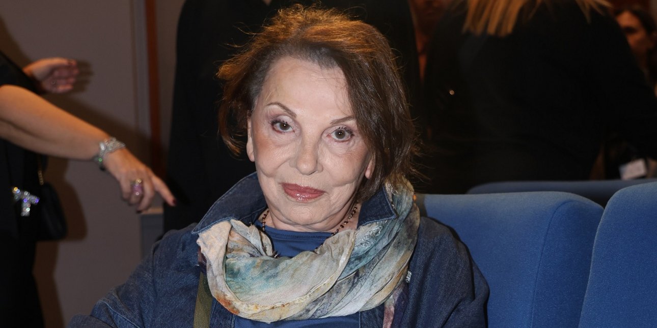 Η Μπέτυ Λιβανού, κομψή στα 71 της, υιοθέτησε την τάση που τρεντάρει -Denim on denim