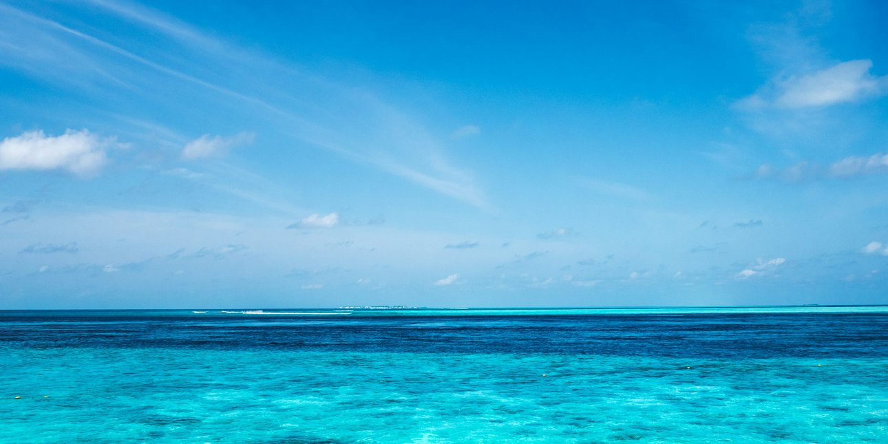 Οι αρχαίοι Έλληνες έβλεπαν μπλε, όπως το βλέπουμε όλοι, αλλά δεν είχαν ανάγκη να το ονομάσουν όπως εμείς / SHUTTERSTOCK