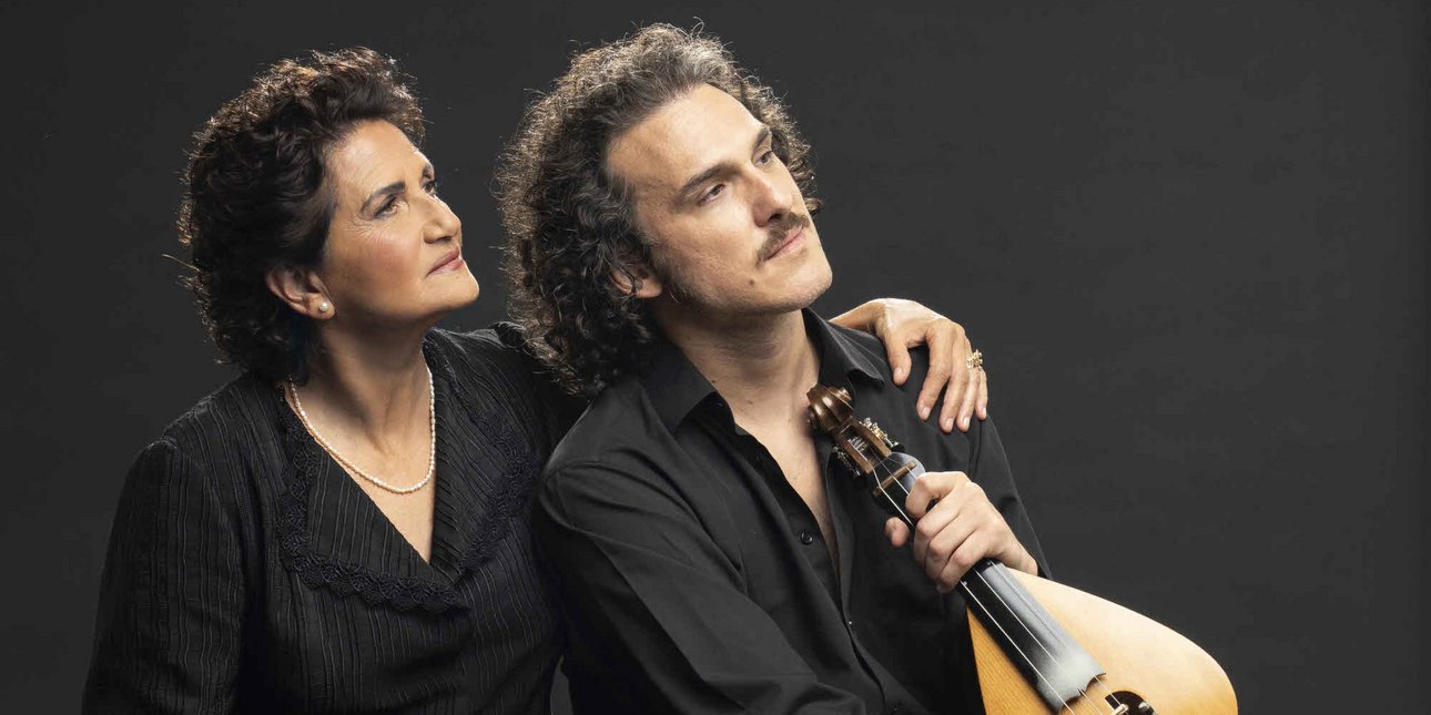 Η Άλκηστις Πρωτοψάλτη αφηγείται και ερμηνεύει Ο Αιμιλιανός Σταματάκης υποδύεται τον Νίκο Ξυλούρη