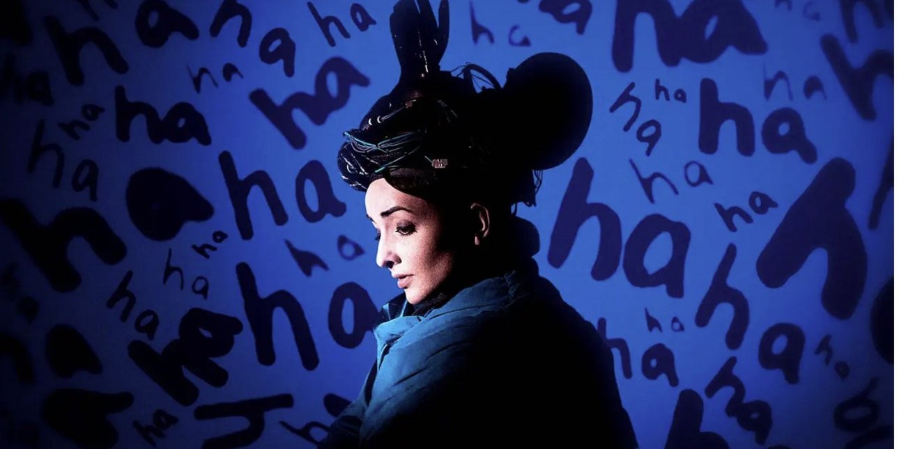 Στην παράστασή της, που ακούει στο παρατεταμένο και σχεδόν νευρώδες hahahahahahaha, η κωμωδία λειτουργεί σαν εργαλείο εξομολόγησης / JULIA MASLI