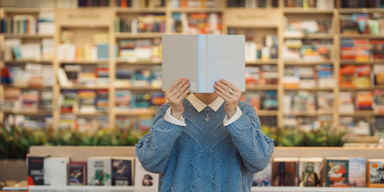 βιβλιο στο προσωπο 