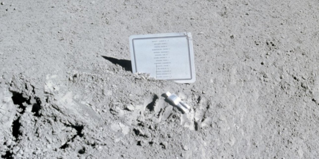 Στην παγωμένη σιωπή της σεληνιακής ερήμου βρίσκεται το πρώτο έργο τέχνης που τοποθετήθηκε ποτέ εκτός Γης / NASA