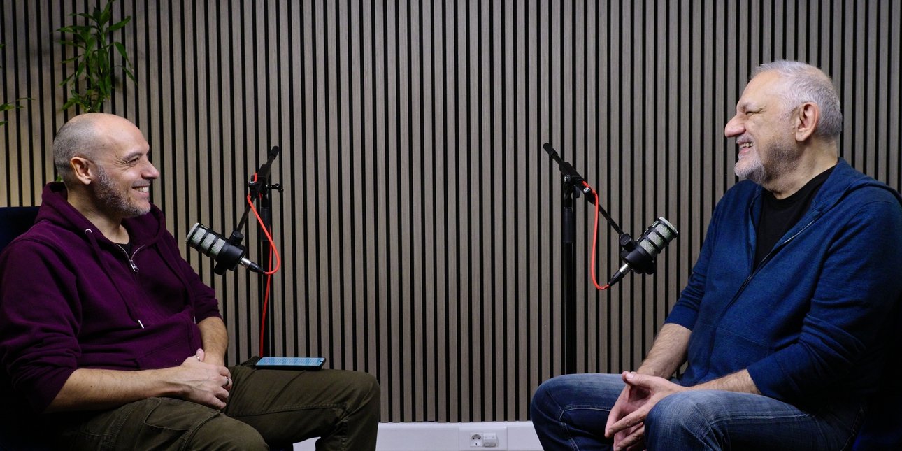 O Nίκος Πορτοκάλογλου στο στούντιο του iefimerida συνομιλώντας με τον δημοσιογράφο Κωνσταντίνο Τσάβαλο / IEFIMERIDA