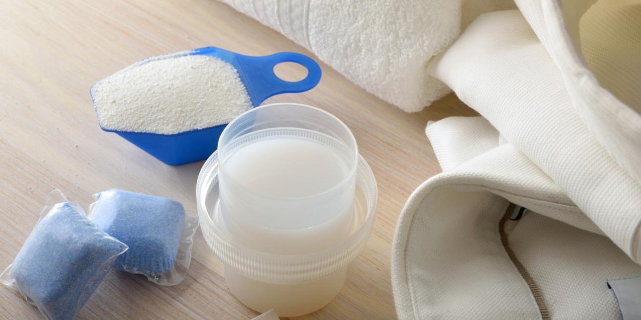 Υγρό ή απορρυπαντικό σε σκόνη: Διαφορές, ποιο καθαρίζει καλύτερα τα ρούχα και ποιο είναι πιο βιώσιμο
