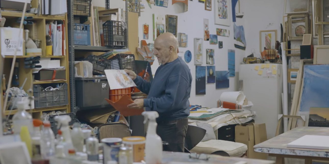 O Mανώλης Χάρος στο εργαστήριό του