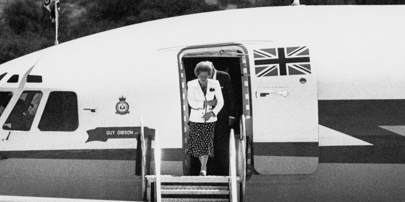 Η Σιδηρά Κυρία της Βρετανίας Μάργκαρετ Θάτσερ αποβιβάζεται στη Ναμίμπια την 1η Απριλίου του 1989 