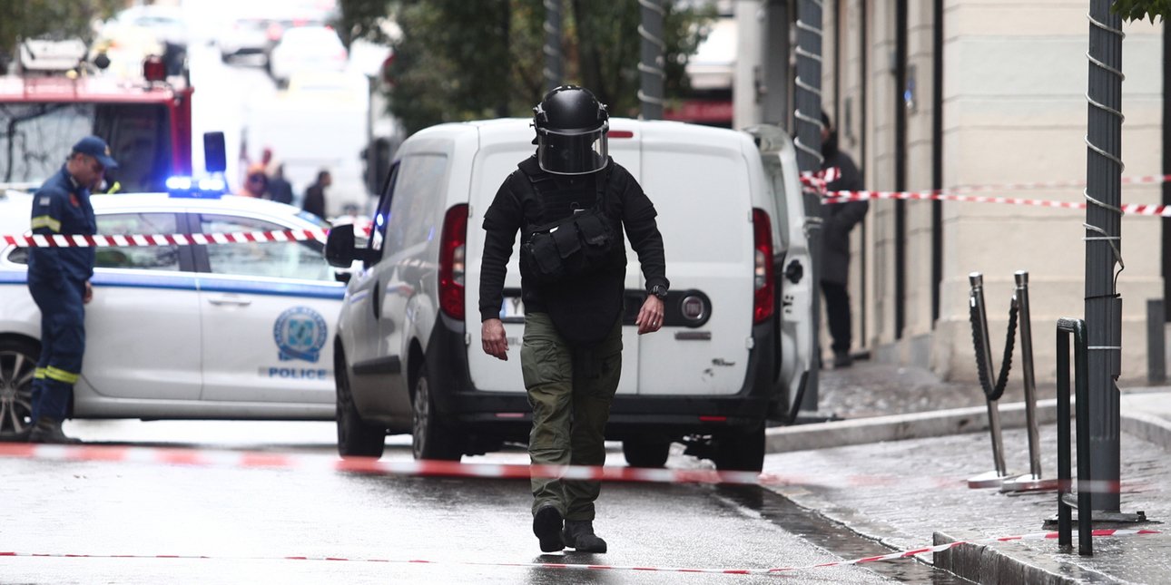 Ύποπτο αντικείμενο στην πλατεία Συντάγματος -Στο σημείο κλιμάκιο του ΤΕΕΜ, κλειστοί δρόμοι στο κέντρο