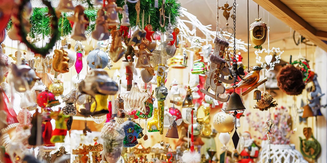 Στολίδια και γούρια στα Χριστουγεννιάτικα μπαζάρ