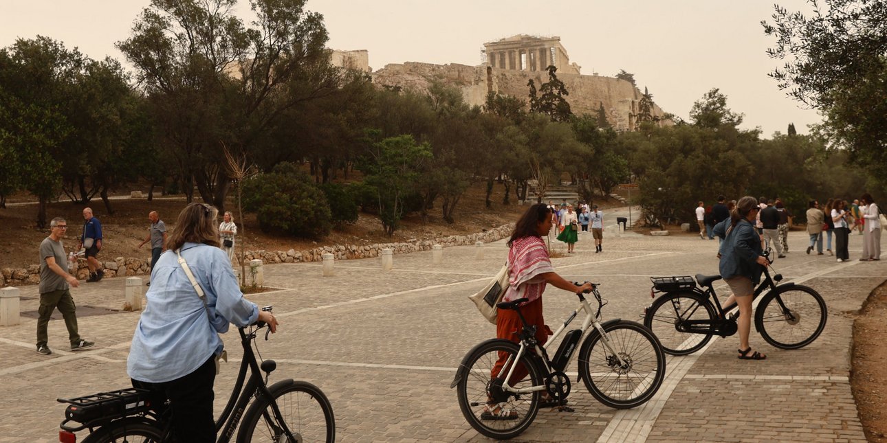 Saharan Dust Cloud Chokes Greece, Triggers Air Warnings