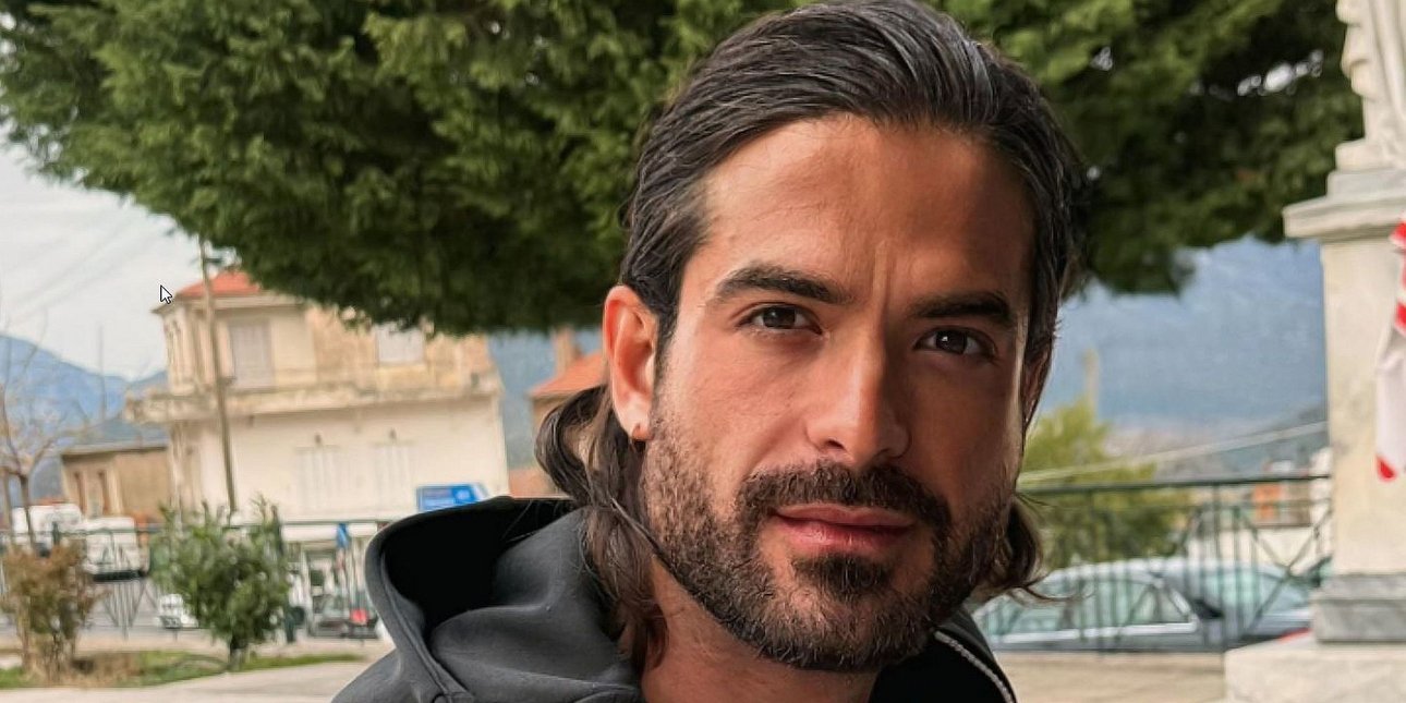 O Άρης Μουγκοπέτρος παίζει ξανά κλαρίνο, ένα χρόνο μετά τον σοβαρό τραυματισμό του από κροτίδα