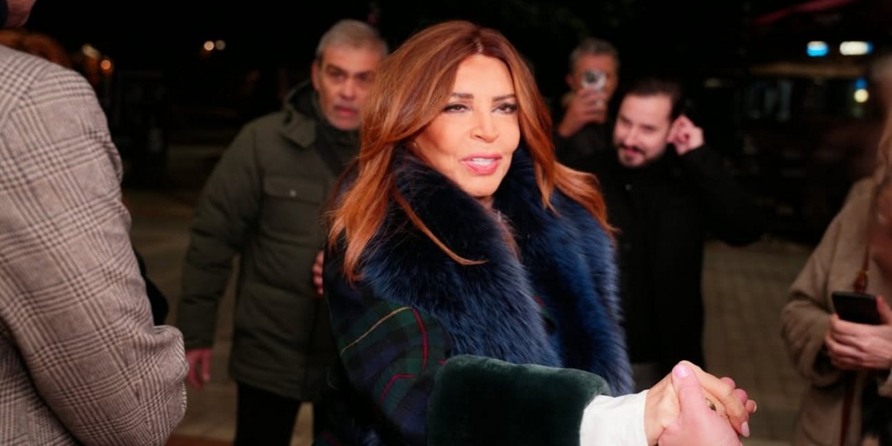 Η Μιμή Ντενίση με καρό παλτό και γούνα αποπνέει κομψότητα άλλης εποχής -Δείτε την εμφάνισή της