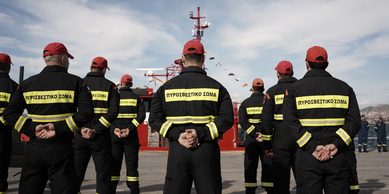 Μεσίστιες σήμερα οι σημαίες σε όλες τις Υπηρεσίες του Πυροσβεστικού Σώματος, για τους πυροσβέστες που έχασαν τη ζωή τους στο Ρέθυμνο