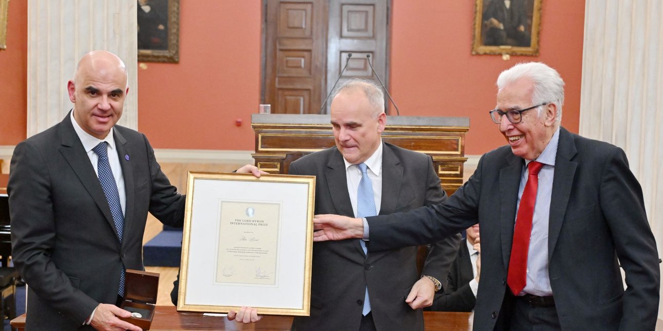 Ο Alain Berset παραλαμβάνει το Βραβείο Lord Byron από τον πρόεδρο της Ακαδημίας Αθηνών Νικηφόρο Διαμαντούρο και τον πρόεδρο της ΕΕΦ, Κωνσταντίνο Βελέντζα