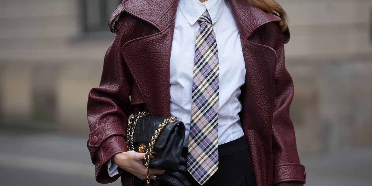 Κοπή πίτας: Το ιδανικό ντύσιμο για εταιρική γιορτή, σύμφωνα με style expert