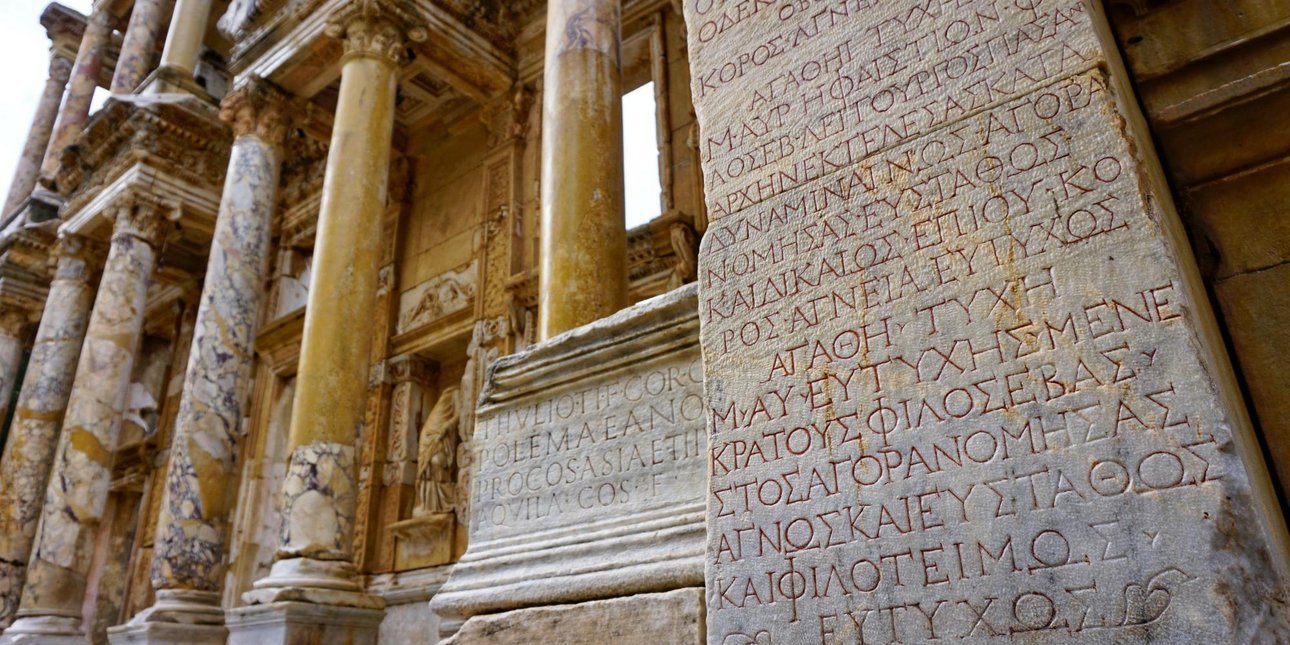 ελληνικα σε μνημειο