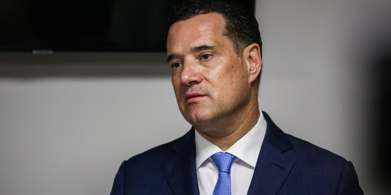 Ο Άδωνις Γεωργιάδης διαψεύδει φωτογραφία με ζευγάρι σε προσωπική στιγμή που κυκλοφορεί στα social: Δεν απεικονίζει εμένα