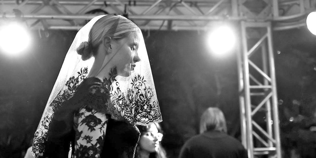 Κι όμως οι νύφες λένε «αντίο» στο λευκό φόρεμα -Η νέα τάση στους γάμους θέλει goth αισθητική