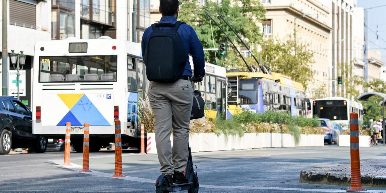 Σαρωτικοί έλεγχοι της Τροχαίας για τα ηλεκτρικά πατίνια: 214 παραβάσεις και 8 μεθυσμένοι οδηγοί σε λίγες μέρες