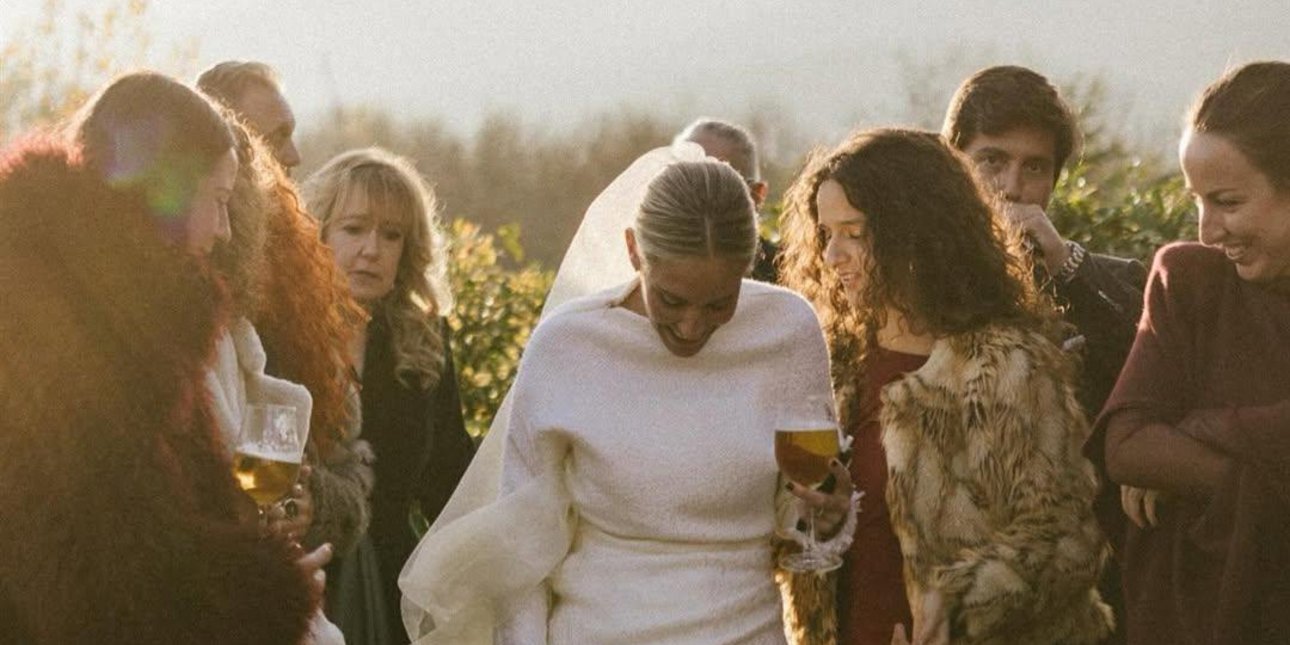 Χειμωνιάτικος γάμος με στιλ: Η νύφη που εντυπωσίασε με μάλλινο top και μεταξωτό πέπλο