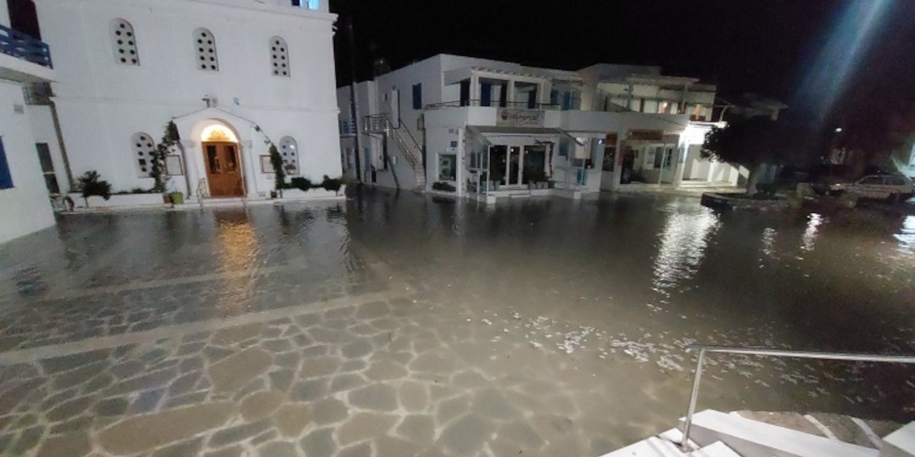 Πλημμύρισαν παραλιακοί δρόμοι της Πάρου 