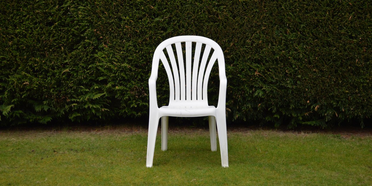 «Τα πλαστικά έπιπλα κήπου ήταν τόσο κιτρινισμένα που θα τα πετούσαμε»: Ενα υλικό από το ντουλάπι ήταν αρκετό για να τα κάνει ξανά λευκά