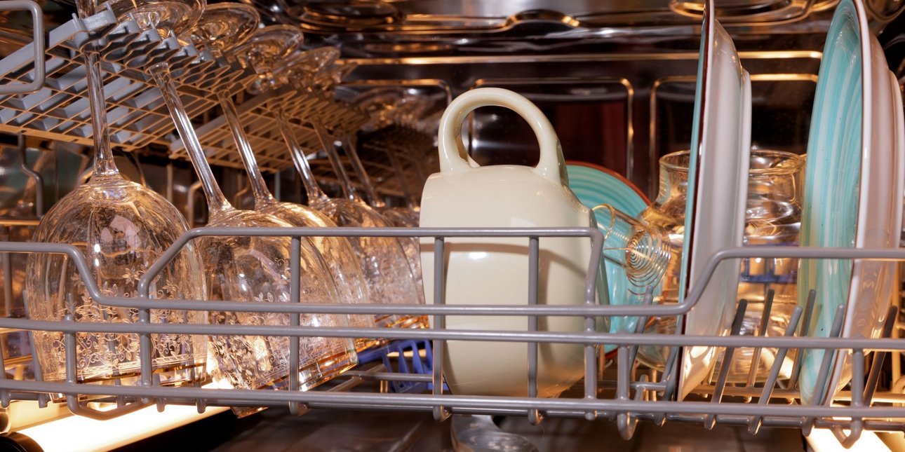 Πρέπει να ξεπλένετε τα πιάτα σας πριν τα βάλετε στο πλυντήριο πιάτων;