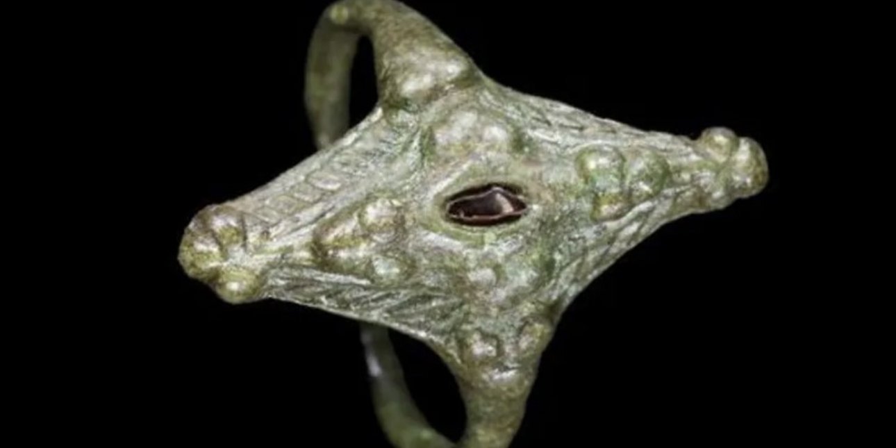 Ένα δαχτυλίδι ηλικίας περίπου 1.000 ετών βρέθηκε πρόσφατα όχι από κάποιον καταξιωμένο αρχαιολόγο, αλλά από έναν συνταξιούχο εθελοντή / BBC SCOTLAND