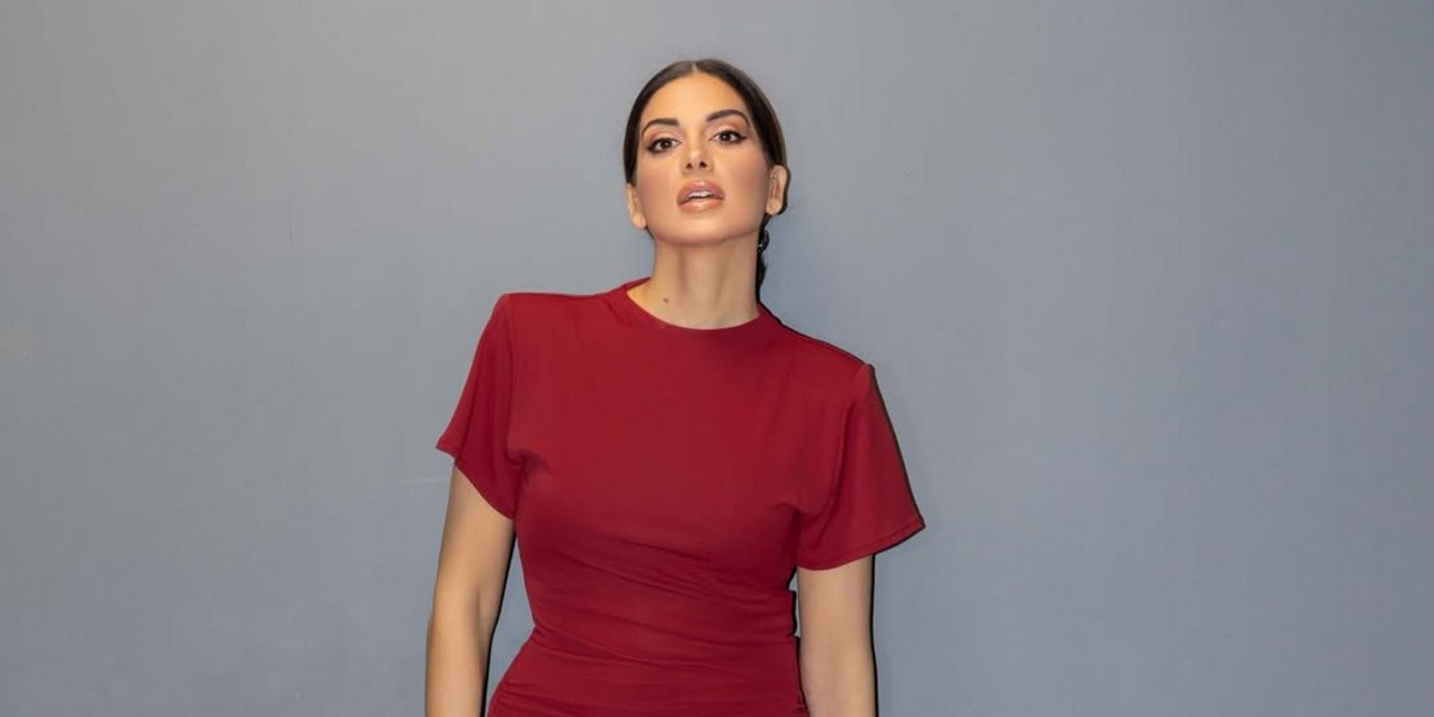 Η Σταματίνα Τσιμτσιλή με φόρεμα από τα Zara που κοστίζει 26 ευρώ -Σέξι και στιλάτο, σε υπέροχο χρώμα