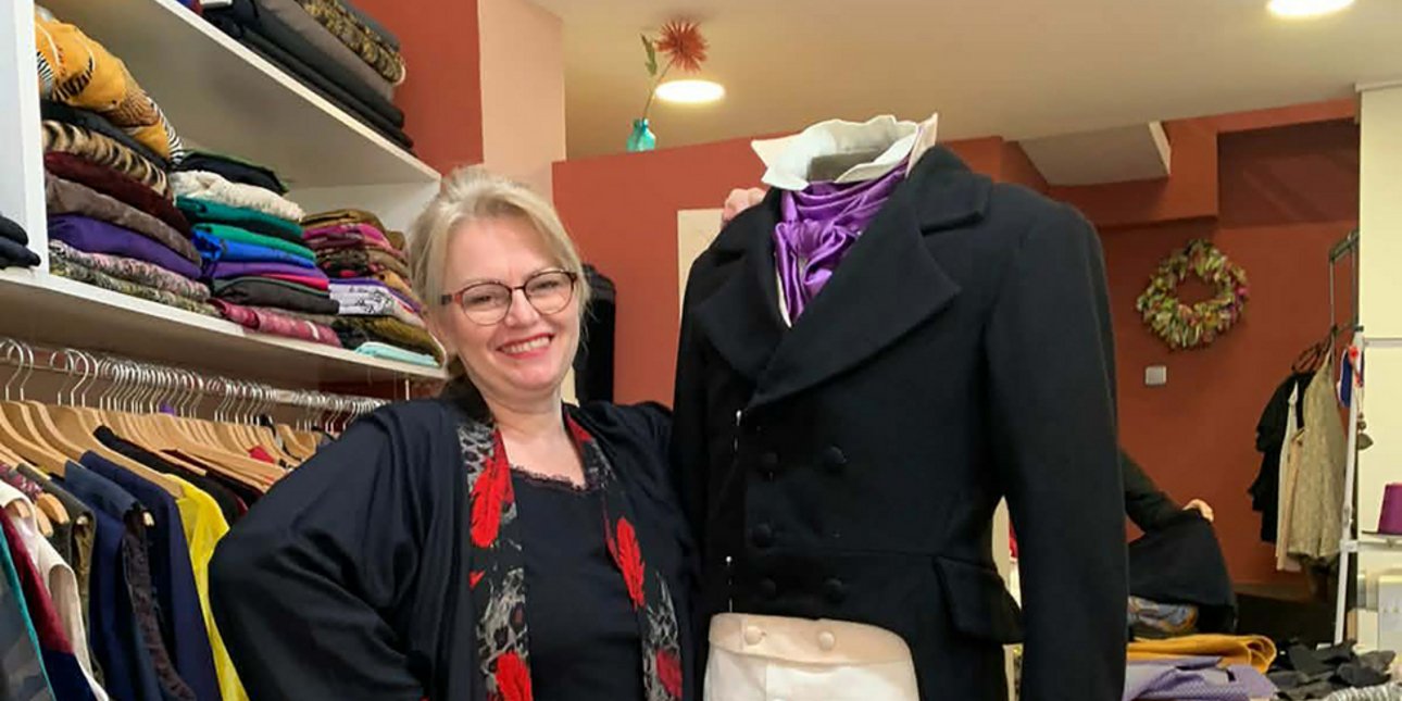 Η Άρτεμις Ισουφλλάρι, σχεδιάστρια και μοδίστρα ρούχων, επιμελείται το χαρακτηριστικό κοστούμι που φόρεσε ο ηθοποιός Αντώνης Μυριαγκός στην ταινία του Γιάννη Σμαραγδή «Καποδίστριας», στο ατελιέ της 