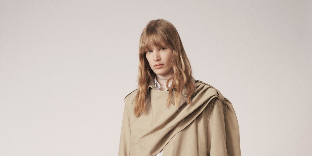 Η καμπαρντίνα από τα Zara που θα μπορούσε να ανήκει σε συλλογή οίκου μόδας