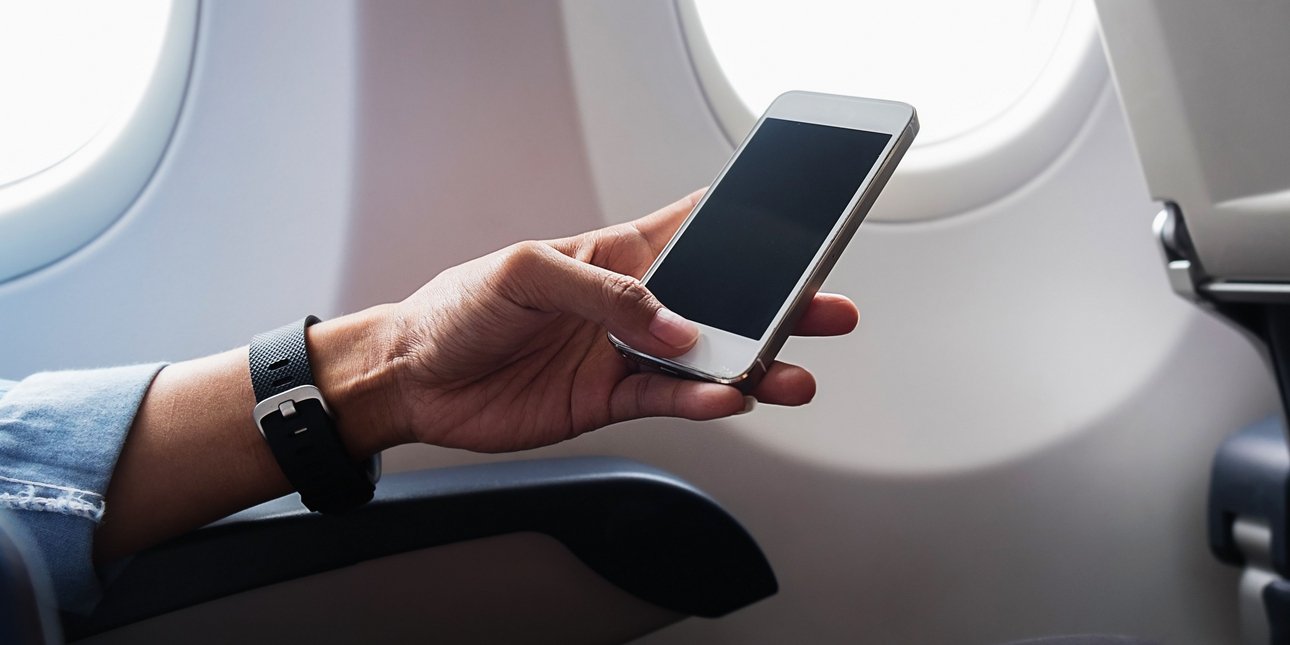 Γιατί δεν πρέπει να ψάχνετε μόνοι σας το κινητό που έχει σφηνώσει ανάμεσα σε δυο θέσεις αεροπλάνου
