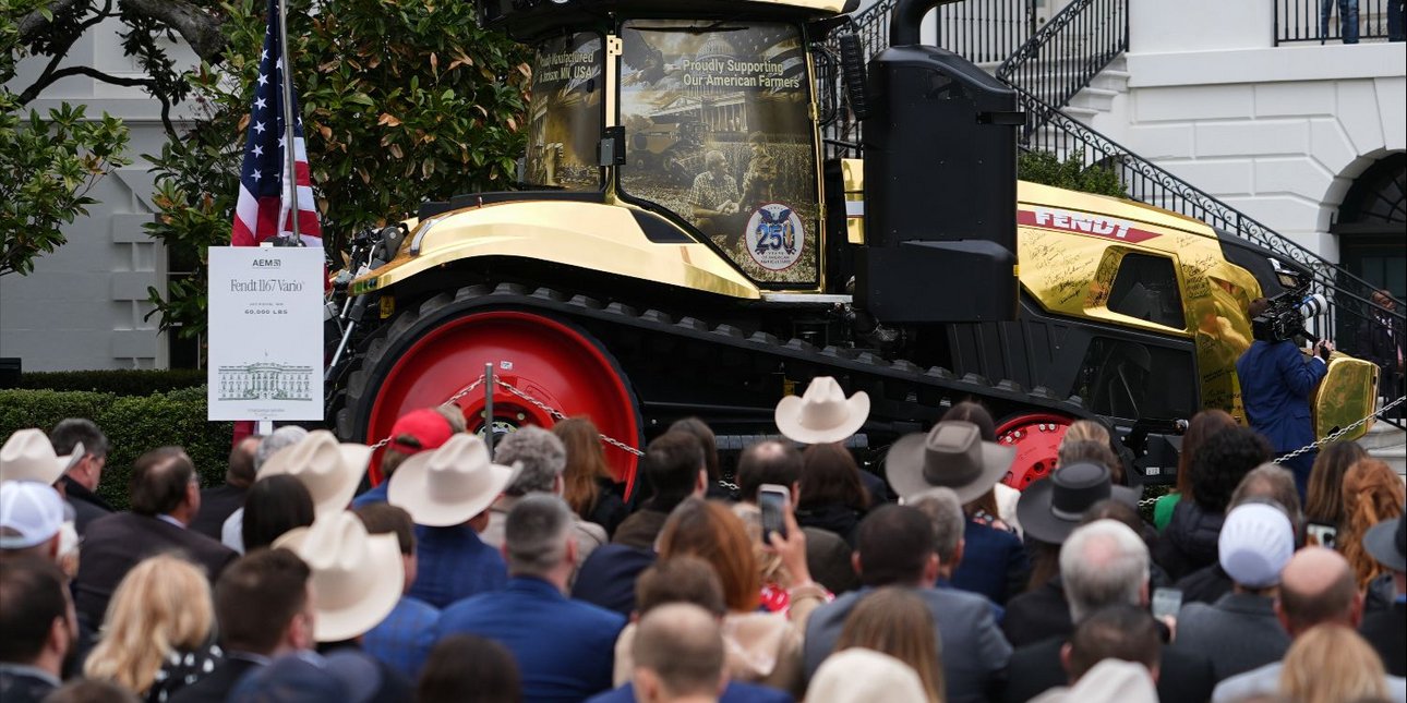 Ένα χρυσό τρακτέρ και αγρότες με καουμπόικα καπέλα στον Λευκό Οίκο -Τι είναι το OnlyFarms που εγκαινίασε ο Τραμπ [εικόνες]