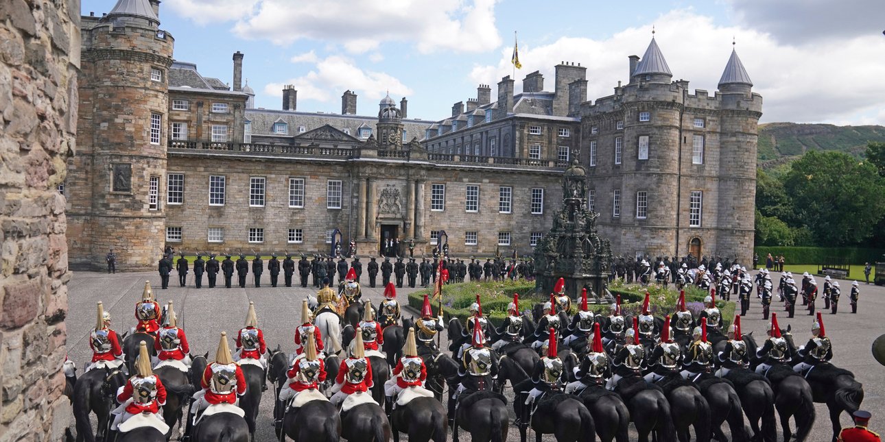 Ανοίγει για πρώτη φορά το ιδιωτικό «καταφύγιο» της βασίλισσας Ελισάβετ στη Σκωτία - Δείτε εικόνες από το Παλάτι του Χόλιρουντχαους