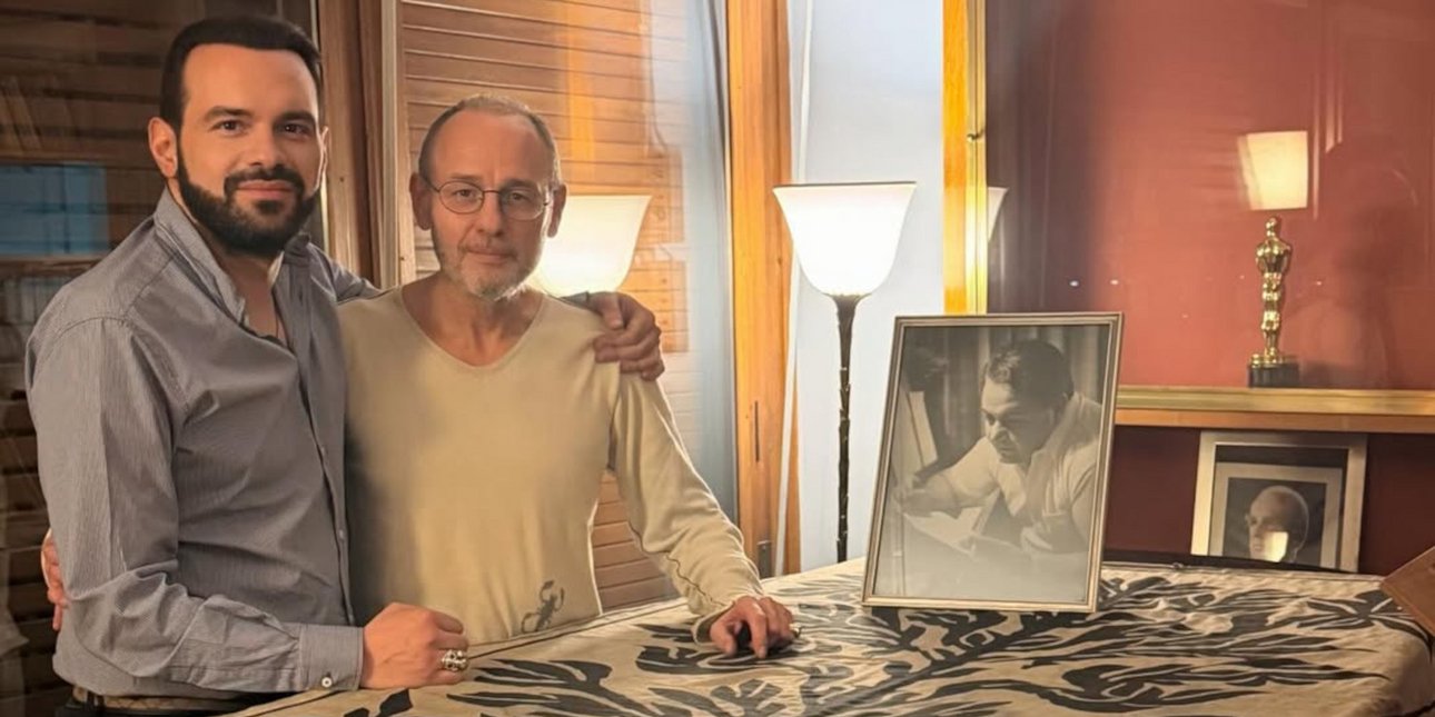 Γιώργος Αρσενάκος, Γιώργος Χατζιδάκις, πλάι σε φωτογραφία του Μάνου Χατζιδάκι 