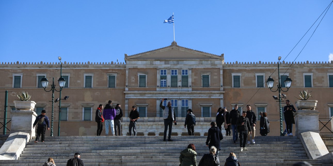 Εν αναμονή ανατιμήσεων: Αυξήσεις στις τιμές των υπηρεσιών και των μη επεξεργασμένων τροφίμων