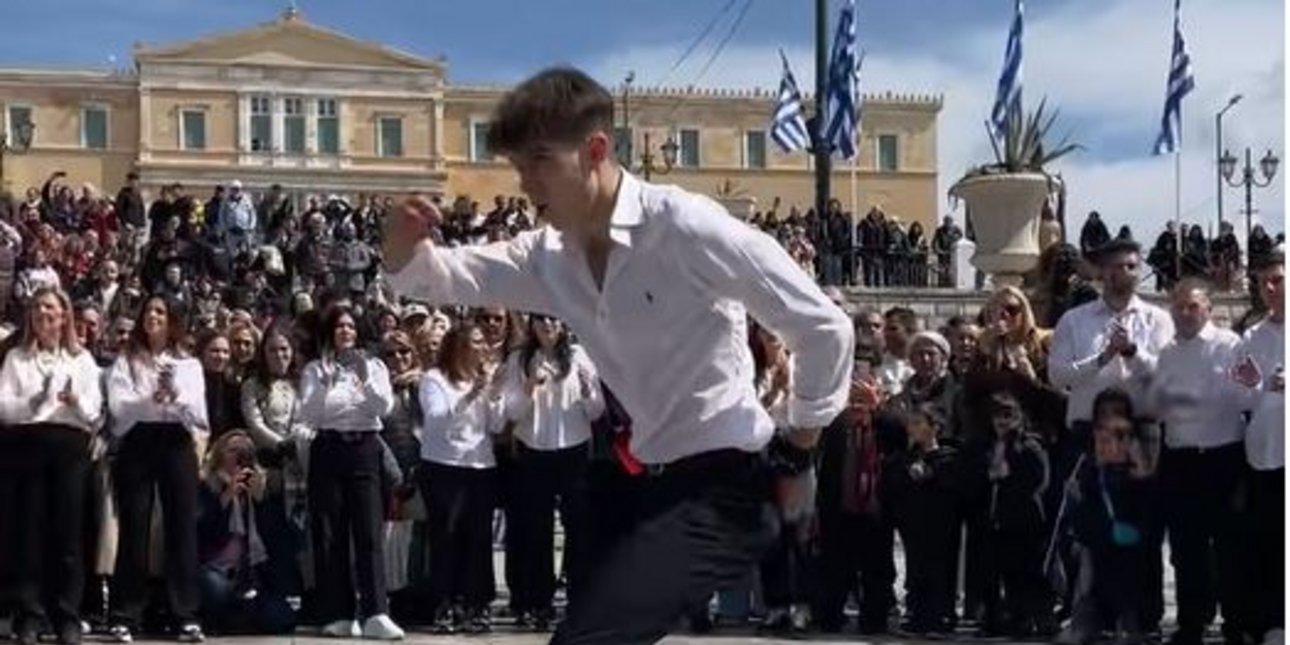 Viral το ζεϊμπέκικο του νεαρού Μάνθου στο Σύνταγμα, μετά την παρέλαση