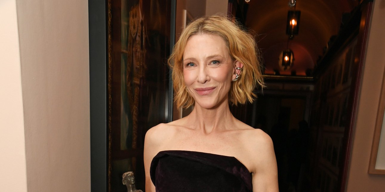 Κέιτ Μπλάνσετ: Με μαύρο στράπλες φόρεμα αναδεικνύει τα καλλίγραμμα χέρια της σε μία κομψή εμφάνιση