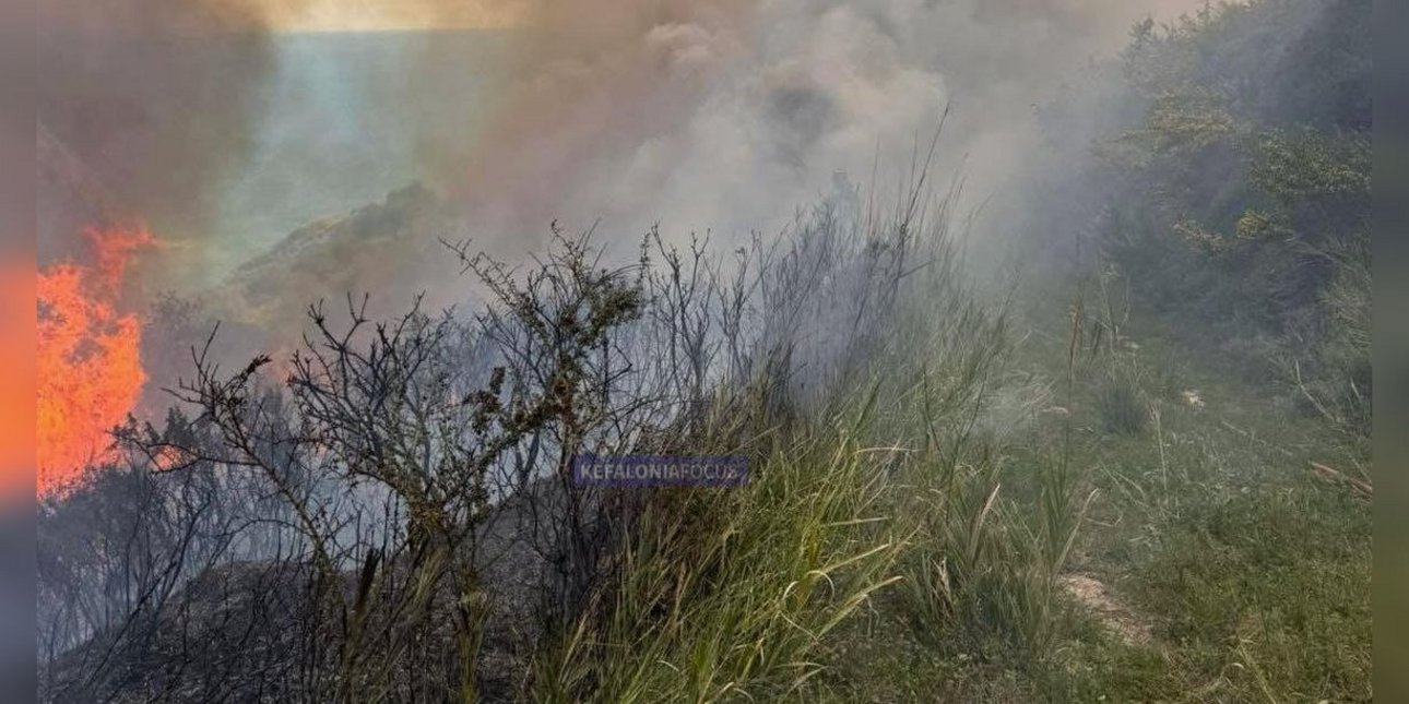 Κεφαλονιά: Σε ύφεση η πυρκαγιά στα Μαυράτα: Canadair CL‑415 και πυροσβέστες έδωσαν μάχη με τις φλόγες