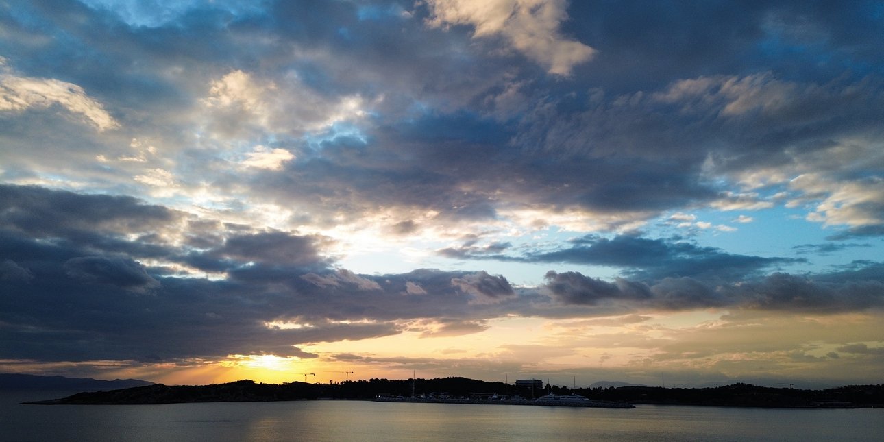 Καιρός: Συννεφιά, σκόνη και 20άρια -Πού θα έχει λασποβροχές και πνιγηρή ατμόσφαιρα