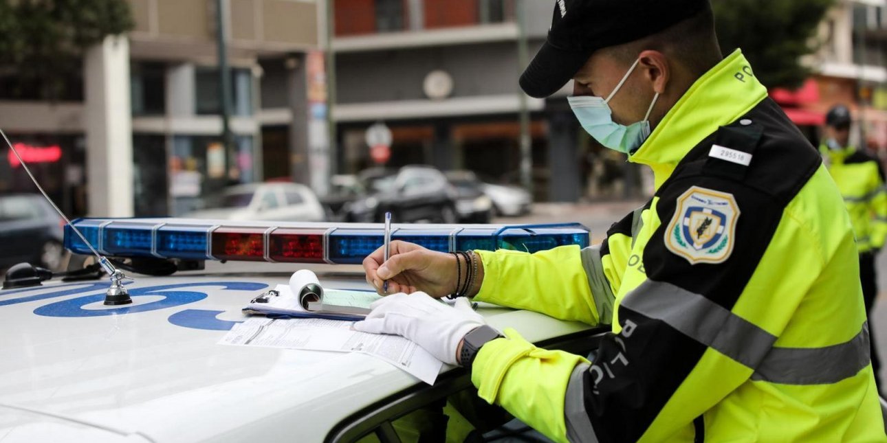 Τριπλάσιο πρόστιμο για όσους παρκάρουν με αυτόν τον τρόπο στην Αθήνα -Πόσο πληρώνουν, πότε χάνουν το δίπλωμα