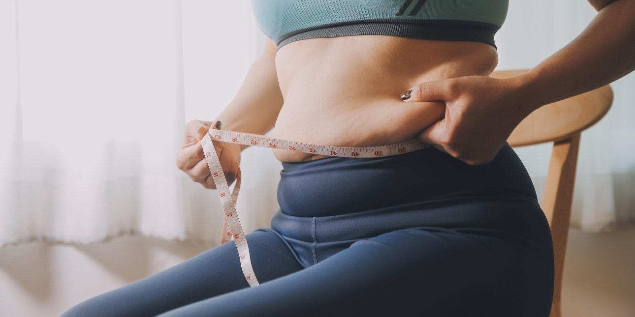 Ο νέος τρόπος για να μειώσετε το επικίνδυνο λίπος στην κοιλιά μετά τα 50