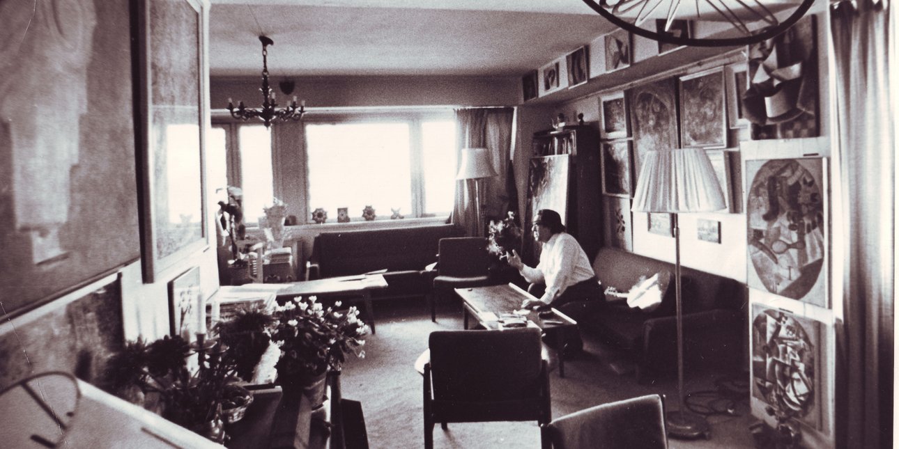 Ο συλλέκτης Γιώργος Κωστάκης στο διαμέρισμά του στην λεωφόρο Βερνάτσκι. Φωτογράφος: Igor Palmin. Μόσχα, μέσα δεκαετίας 1970