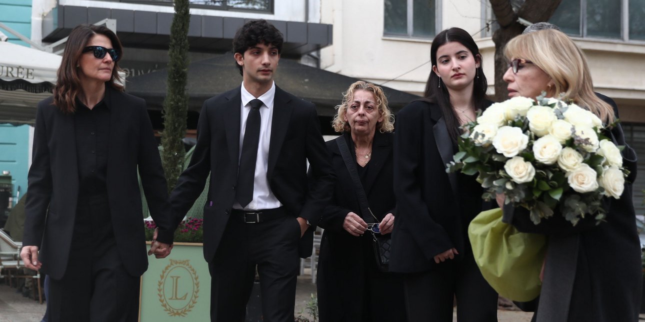 LIVE εικόνα: Σε εξέλιξη το λαϊκό προσκύνημα στην Μαρινέλλα, συγκινημένοι κόρη, εγγόνια, φίλοι της