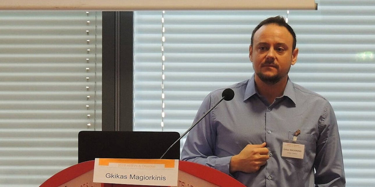 Ο Γκίκας Μαγιορκίνης εξηγεί στο iefimerida γιατί δεν μας ανησυχεί το κρούσμα της γρίπης των πτηνών στην Ευρώπη