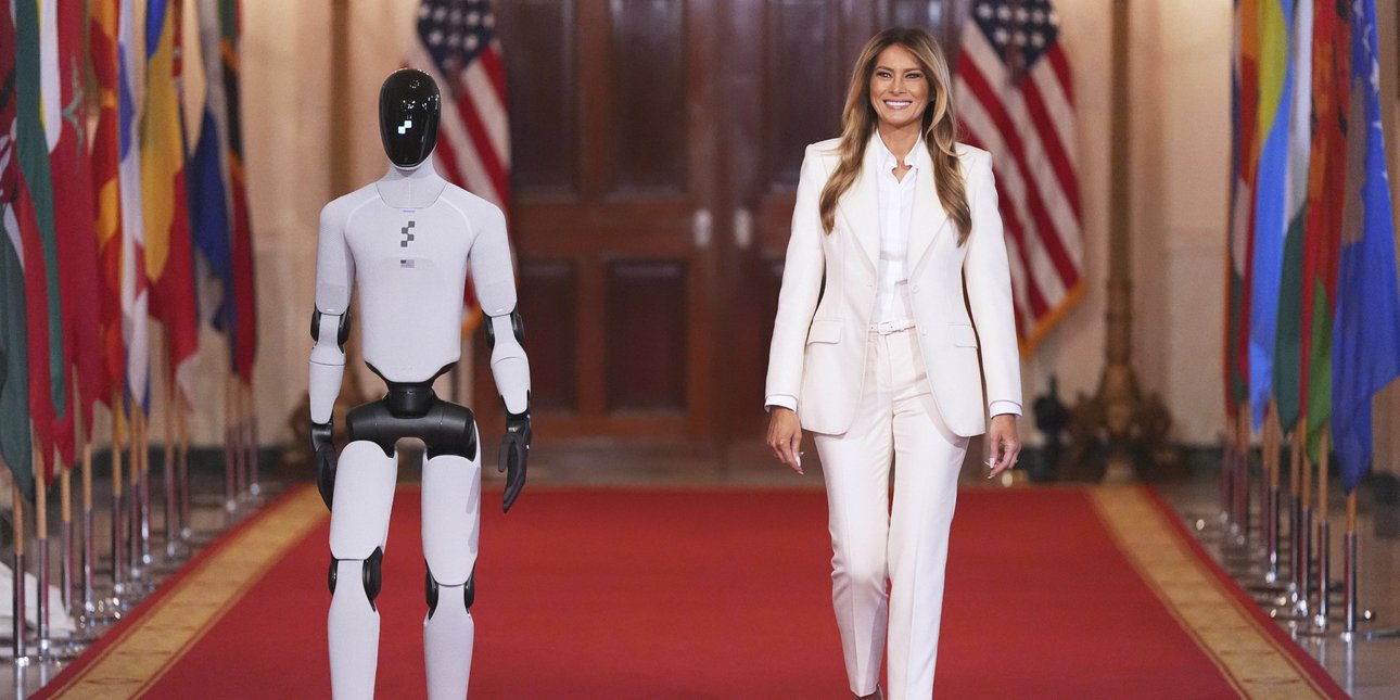 Η Μελάνια Τραμπ με τη συνοδεία... ρομπότ, στη Σύνοδο για την τεχνητή νοημοσύνη - Το πρώτο ανθρωποειδές που πατά στον Λευκό Οίκο [βίντεο]