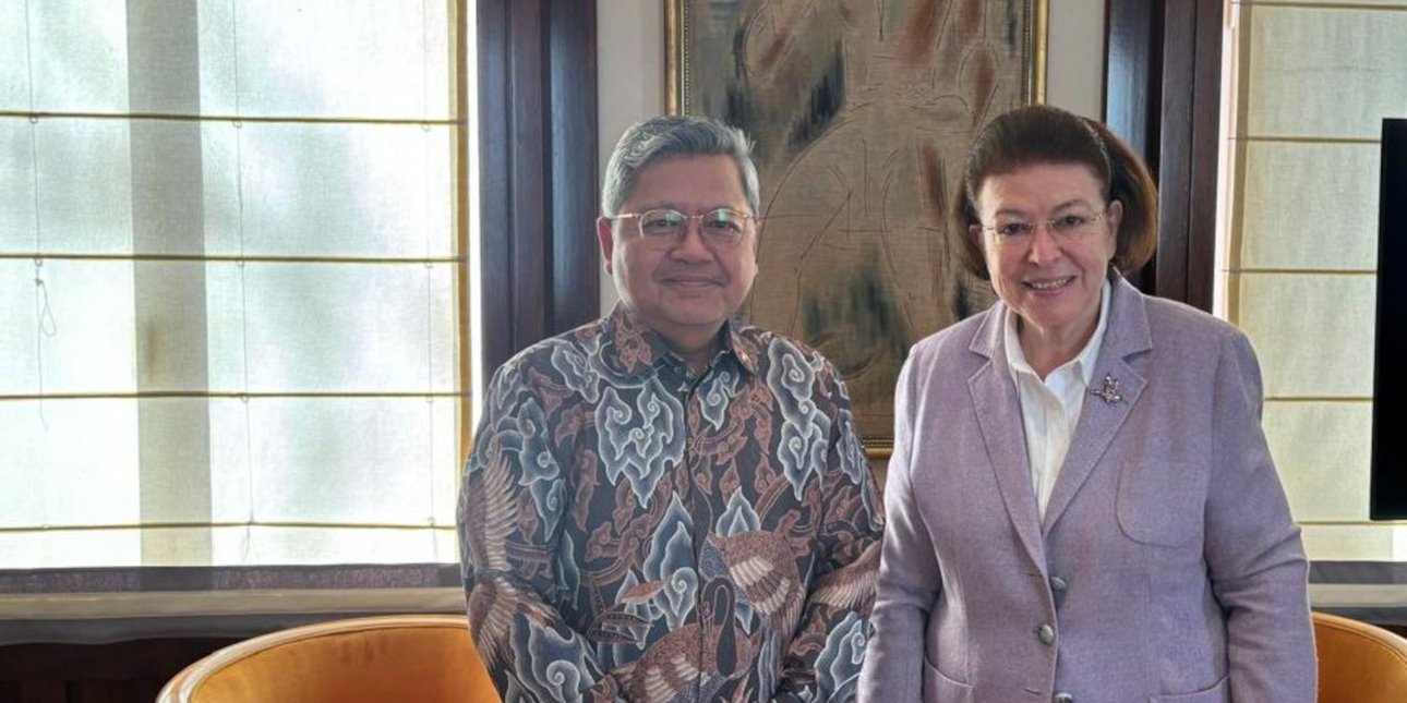 H Υπουργός Πολιτισμού Λίνα Μενδώνη με τον Πρέσβη  της Ινδονησίας Bebeb Djundjunan 