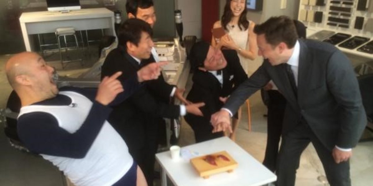 Viral βίντεο (από το παρελθόν) -Ο Έλον Μασκ σε «τρελό» γιαπωνέζικο τηλεπαιχνίδι