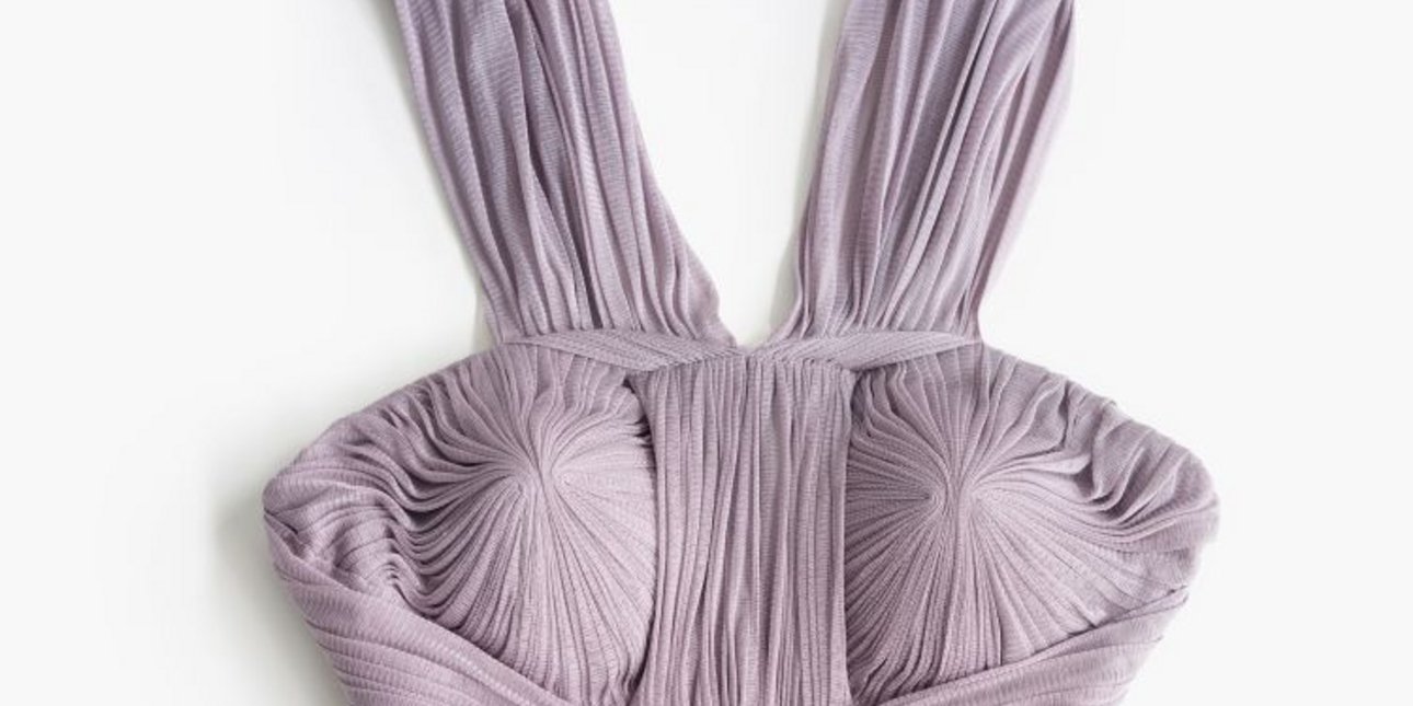 Οι αρχαιοελληνικές πτυχώσεις στα ρούχα της Σοφίας Κοκοσαλάκη